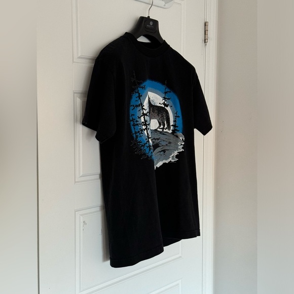 MARSHLANDS WOLF HOWLING AT MOON Black Graphic T Shirt in - Picture 9 of 10